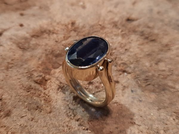 Ring aus 585/- Gold mit Kyanit aus Nepal  | Goldschmiede Hornung Groen