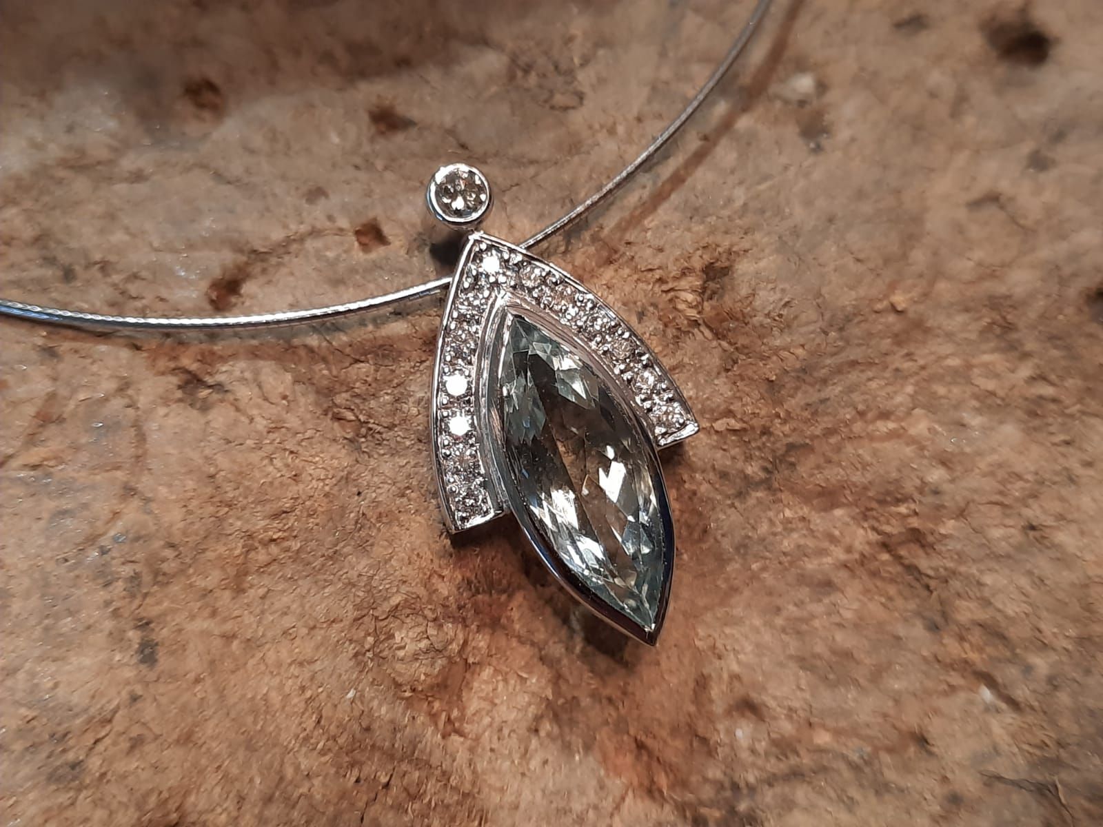 Goldschmiede Hornung Groen in Bremerhaven -  Collier mit Brillantbesatz und Aquamarin 