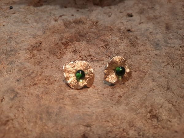 Ohrstecker aus 925/- Silber vergoldet mit grünem Bernstein | Goldschmiede Hornung Groen