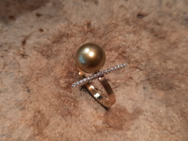 Ring aus 585/- Gelbgold mit Brillantschiene und Naturperle | Goldschmiede Hornung Groen